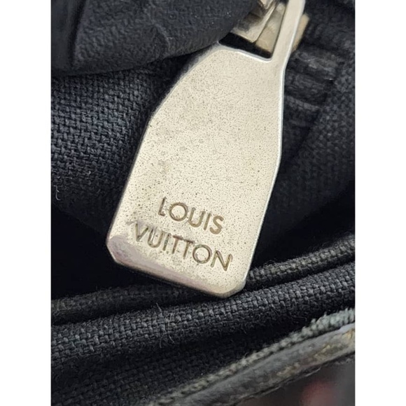 Authentic Louis Vuitton Taiga Andrei Messenger/Crossbody Bag Dark Grey - Picture 8 of 16